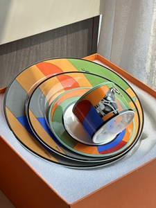 Décoration de style européen à prix bas avec 4 assiettes en porcelaine et un service de table - Product Image 2
