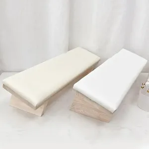 Soporte de Mano Inclinado con Diseño Biselado, Almohada de Mano que Ahorra Espacio, Cojín de Apoyo para Uñas, Base de Madera Suave, Soporte para Arte de Uñas, Herramienta de Manicura - Product Image 1
