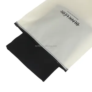 เสื้อทีเชิ๊ตโพลีเคลือบซิปตัวเลื่อนสีเบจสีดำเสื้อผ้าพลาสติก PE พิมพ์โลโก้ที่กำหนดเอง