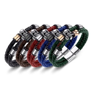 Vente en gros <span class=keywords><strong>de</strong></span> bracelets <span class=keywords><strong>de</strong></span> <span class=keywords><strong>marque</strong></span> <span class=keywords><strong>de</strong></span> <span class=keywords><strong>luxe</strong></span> pour hommes, bijoux avec breloque crâne et bracelets à boucle magnétique - Product Image 1