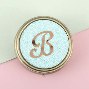 Étui à pilules personnalisé avec initiales et paillettes, avec miroir, 3 compartiments, organiseur de pilules portable, bleu, rond, en métal, classique - Product Image 2
