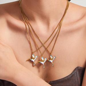 สร้อยคอจี้รูปนกเคลือบทอง 18K บนสแตนเลสสตีลเคลือบสีสันสดใส พร้อมสายโซ่แฟชั่นสำหรับผู้หญิง - Product Image 1