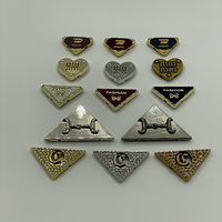 Étiquettes Métalliques Personnalisées Anti-Corrosion en Forme de Cœur et de Triangle avec Strass en Velours D m FASHION – Vente en Gros pour Vêtements, Sacs, Casquettes