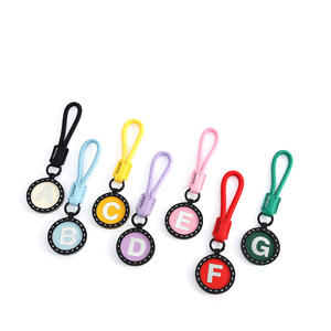 Logotipo personalizado de marca creativa pequeño llavero de cuero letra inglesa diseño láser bolsa colgante al por mayor pequeño regalo de productos básicos - Product Image 1