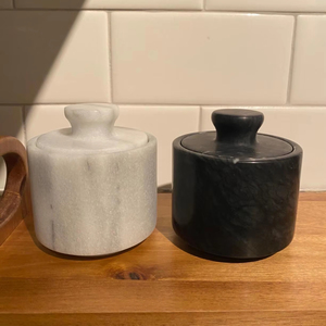 100% Sal de mármol natural con tapa de madera en blanco, negro, preservación de frescura para cocina, sal, especias, contenedor de almacenamiento - Product Image 1