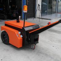Tracteur électrique à haute traction et forte capacité de charge pour le remorquage de conteneurs et de remorques dans les terminaux logistiques