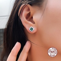 Elegante S925 Silber Vierblatt-Ohrringe mit Rubin, Blau-Grünem Zirkonia, Blumen-Ohrstecker für Damen und Herren, Tägliches Tragen, Feiner Schmuck