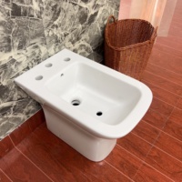 Ensemble de toilette en céramique deux pièces de style européen de luxe Commode carrée Bol monté au sol à double chasse P-Trap Cupc certifié pour la maison
