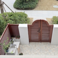 Panneaux de clôture en aluminium thermolaqué brun de 6 pieds de haut, à lattes horizontales, résistants à la rouille, faciles à assembler, pour l'extérieur, offrant une protection de l'intimité.
