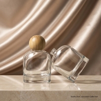 Bouteille en verre de parfum 50ml Crystal White Transparent Baïonnette Flat Press Pump Sprayer avec couvercle en bois et diffuseur de roseaux