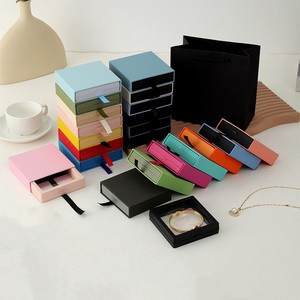 กล่องใส่เครื่องประดับแบบใสพิมพ์โลโก้ตามสั่ง ขนาด 9 x 9 ซม. หลายสี ผลิตจากฟิล์ม PE บาง สำหรับใส่สร้อยคอ สร้อยข้อมือ ของขวัญ และเครื่องประดับ - Product Image 4