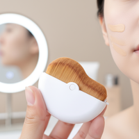 Nouveau design de pinceau de maquillage rotatif capuchon de protection poils denses ondulés synthétiques poignée confortable fond de teint liquide utilisation corporelle