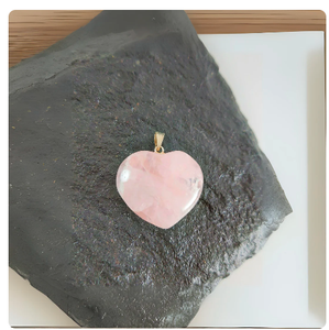 Colgante de Cuarzo Rosa en Forma de Corazón – Collar de Cristal Natural del Amor para Sanación Emocional, Autoestima y Positividad (Unisex) - Product Image 1