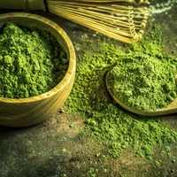 Poudre de thé matcha aromatisée aux fruits de qualité supérieure 6A, emballage OEM, saveur naturelle de framboise, disponible en vrac, sachet, boîte, sac, bouteille