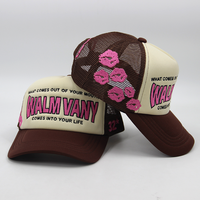 Topi Trucker 5 Panel Warna Kontras Kustom Produsen untuk Dewasa, Topi Trucker Dua Warna dengan Jaring Warna Solid, Logo Bordir