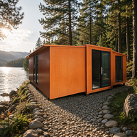 Cabane de conteneur extensible en bois avec panneaux muraux isolés et grande porte coulissante vitrée pour séjour en bord de lac ou en forêt
