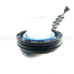 Bouchon de réservoir de carburant pour Volvo C30 C70 S40 V50 31261589 24053004001 en plastique noir avec tirette - Product Image 4