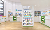 Aménagement intérieur de pharmacie, présentoirs sur mesure, comptoirs et mobilier pour la décoration de pharmacie.