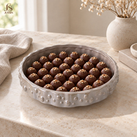 Plateau à fruits en céramique gris perle avec texture à points en relief, plateau de service décoratif pour bonbons, chocolats et présentation de desserts