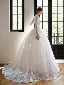 S1948Y Nuevo Vestido de Novia Elegante Estilo Corte Real con Encaje Francés, Manga Larga, Cuello en V y Cola de Princesa, Perfecto para Novias Delgadas - Product Image 4