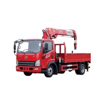 Les grues de camions Jiefang sont équipées de grues télescopiques hydrauliques Chengli de 5 tonnes pour le levage de marchandises de construction.