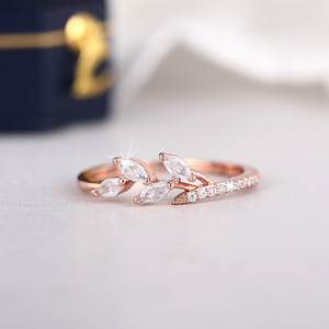 Bague élégante en forme de feuille pour femme, bijou de doigt minimaliste pour un style quotidien - Product Image 1