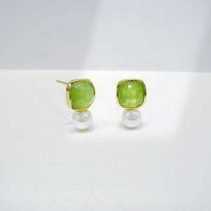 Boucles d'oreilles minimalistes d'été en argent sterling 925 plaqué or 14 carats, faites à la main, avec nœud délicat et perle baroque pour femme. - Product Image 5