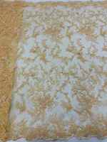 Tissu en tulle de luxe entièrement orné de dentelle florale, brodé à la main de perles fines, maille transparente pour robe de mariée formelle ou de haute couture