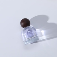Flacon de parfum en verre transparent de haute qualité avec bouchon en bois de type serti, logo personnalisé privé, nouveau design, fond ondulé, 30 ml, 50 ml, 100 ml