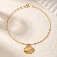 Collar Gargantilla de Acero Inoxidable con Oro de 18K Serie Océano, Collar Geométrico con Colgante de Estrella y Concha Lisa