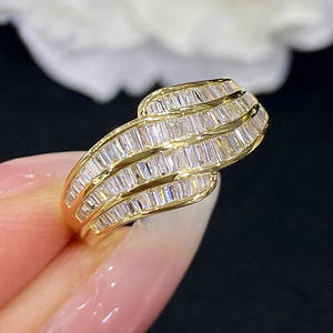 Anello di Lusso da Donna in Oro Giallo con Diamanti Taglio Baguette Colore G Naturale Stile Fidanzamento T0708 - Product Image 1