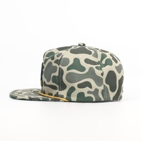 Op maat gemaakte hoogwaardige ongestructureerde katoenen baseballcap met 5 panelen, platte klep en snapback sluiting, met aangepaste camouflage stijl