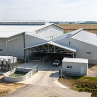 Barns, hangars à moutons et poulaillers modernes en structure acier de haute qualité avec peinture époxy anticorrosion et garantie de 3 ans