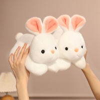 Combinaison amusante de lapin en peluche vivant dans un oreiller de carotte orange en coquille de fruit