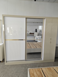 Armoire blanche moderne en bois avec grand rangement et miroir, personnalisable en usine, pour chambre à coucher - Product Image 1