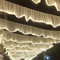 Drapé de plafond lumineux LED 220V personnalisé en organza ondulé pour la décoration de plafond de mariage, banquet ou événement
