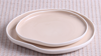 Service de vaisselle de design français, inspiré du blanc, avec l'extérieur blanc et l'intérieur gris, plats principaux disponibles à prix de gros