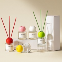 Diffuseur à bâtonnets en verre transparent 50 ml avec bouchon boule coloré et bâtonnets assortis, pour commande en gros, OEM ODM, pour cadeau de mariage