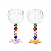 Verre à pied haut avec base en perles colorées créatives