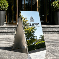 Panneau publicitaire double face pliable sur pied en acier inoxydable miroir, étanche et robuste pour extérieur
