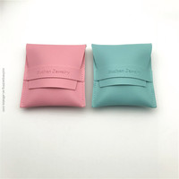 Pochette en cuir PU de luxe personnalisée avec logo en relief petite enveloppe emballage cadeau en cuir PU pour collier