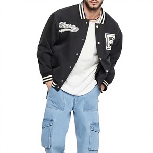 Veste universitaire noire personnalisée en gros avec un patch audacieux en forme de "F" sur la poitrine et une bordure côtelée rayée contrastante - Product Image 1