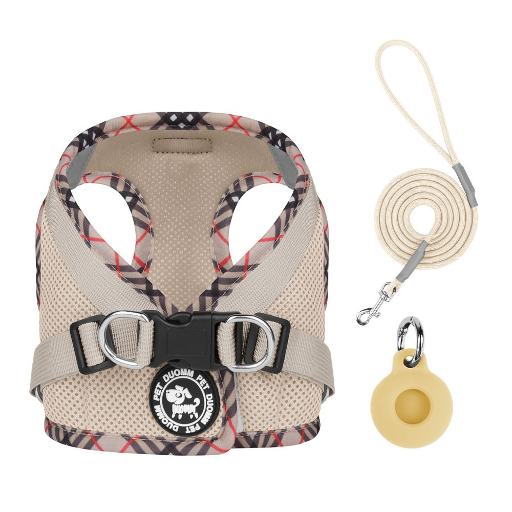 ชุดสูทสามชิ้นสีเบจ