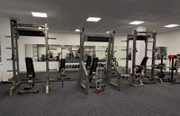 Rack de musculation semi-professionnel en acier inoxydable pour la musculation avec focus sur les triceps, les biceps et les exercices pectoraux