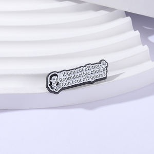 Spilla Smaltata 'La Donna Ha il Diritto di Scegliere il Suo Metodo Riproduttivo', Se Tagli il Mio, Puoi Tagliare il Tuo? Distintivo da Bavero - Product Image 2