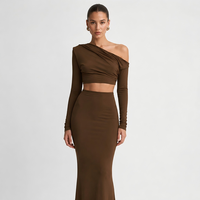 Ensemble deux pièces personnalisé pour femme, marron chocolat, haut court asymétrique et jupe longue, fabricant OEM ODM, fournisseur en gros B2B
