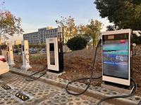 Borne de Recharge Rapide DC pour Véhicules Électriques CCS GBT 60KW avec Deux Pistolets de 30kW, Écran Publicitaire, Montage au Sol, Charge 43 pouces, OCPP