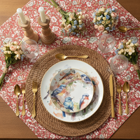 Service de table de luxe en céramique avec bordure dorée et motif oiseau aquarelle, comprenant assiettes en porcelaine fine et service à thé et café avec tasses et soucoupes