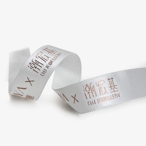 Cinta de raso de poliéster/algodón reciclado personalizada JulianRi con estampado de lámina plateada de una sola cara para embalaje de regalos, 1-1/2 pulgadas de ancho - Product Image 3