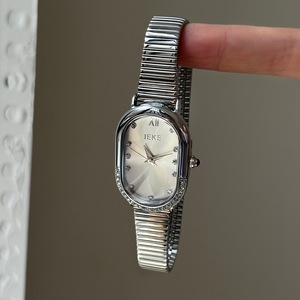 Reloj de Mujer IEKE 724-1, Correa de Acero Inoxidable Dorada con Diamantes, Elegante Reloj de Cuarzo para Mujer - Product Image 4
